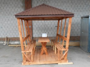 Материал: дерево крыша – металлопрофиль, стол и 2 лавочки в комплекте. Цена 20 000 руб. Возможны разные размеры.